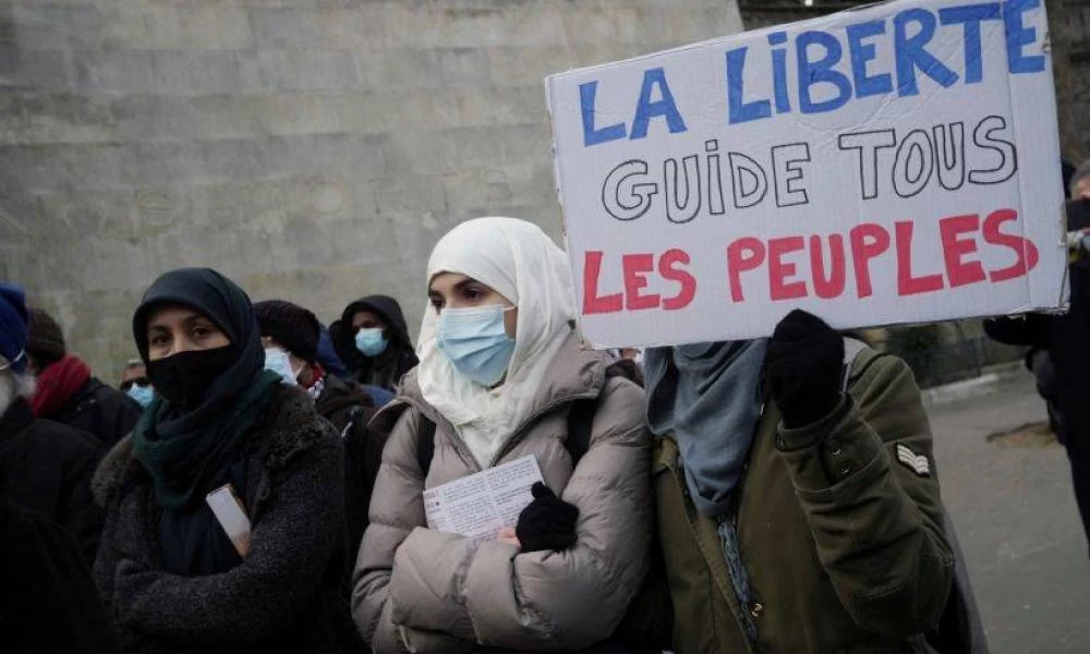 Μαντήλα STOP : Απαγόρευση παρακολούθησης σχολικών εκδρομών στη Γαλλία